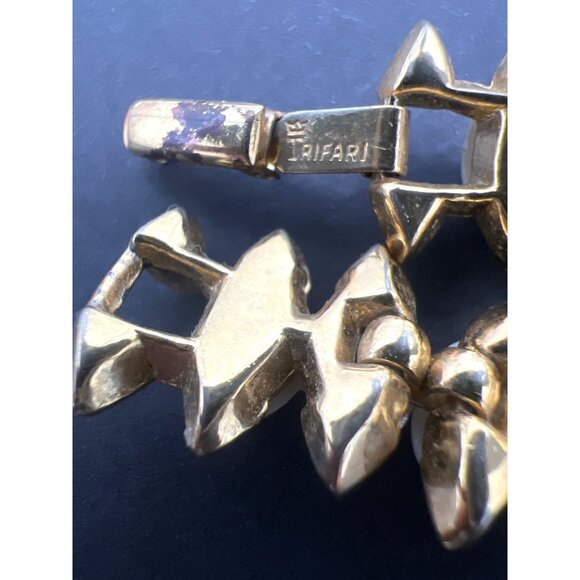 Vintage Crown Trifari Bracelet Gold Tone Faux Pearl Accents Foldover Clasp READ - Picture 4 of 8